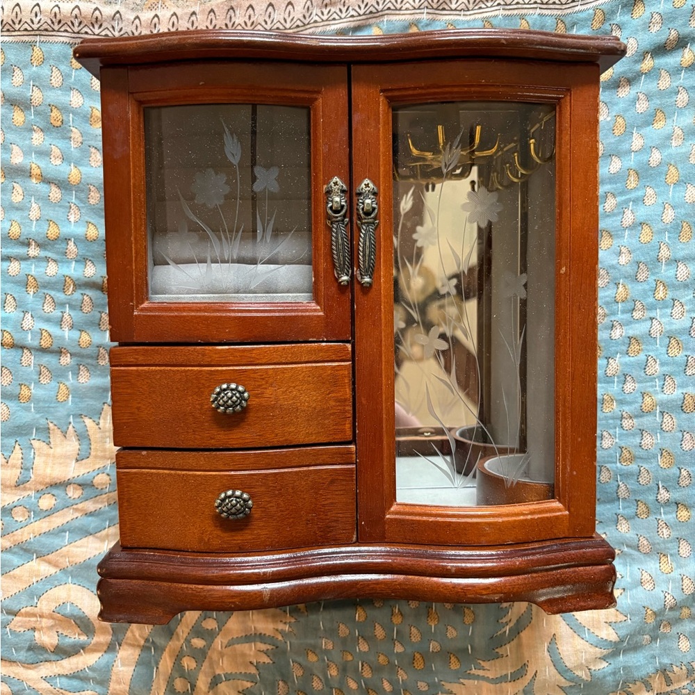 SOLD‼️ Elegant Wooden Vintage Jewelry Box